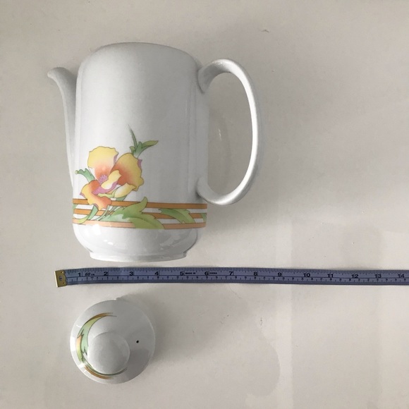 Vintage Teapot with Floral Motif Made in Japan - Picture 10 of 10